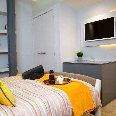 Trendy Urban Industrial Apartment - Great Location - Parking - Fast Wifi - Smart Tv - Beautiful 2 Double Bedroom Apartment Sleeps Up To 4! Bournemouth Exterior foto