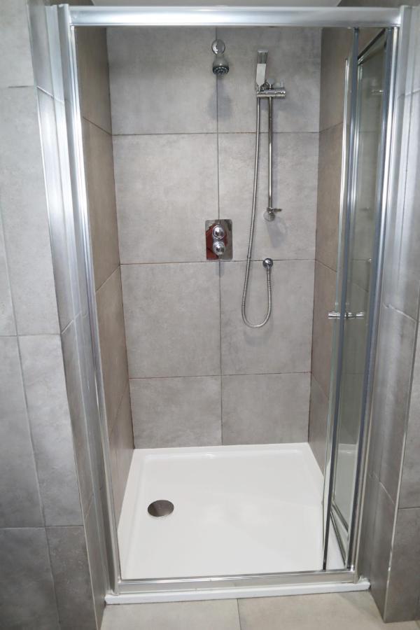 Trendy Urban Industrial Apartment - Great Location - Parking - Fast Wifi - Smart Tv - Beautiful 2 Double Bedroom Apartment Sleeps Up To 4! Bournemouth Exterior foto
